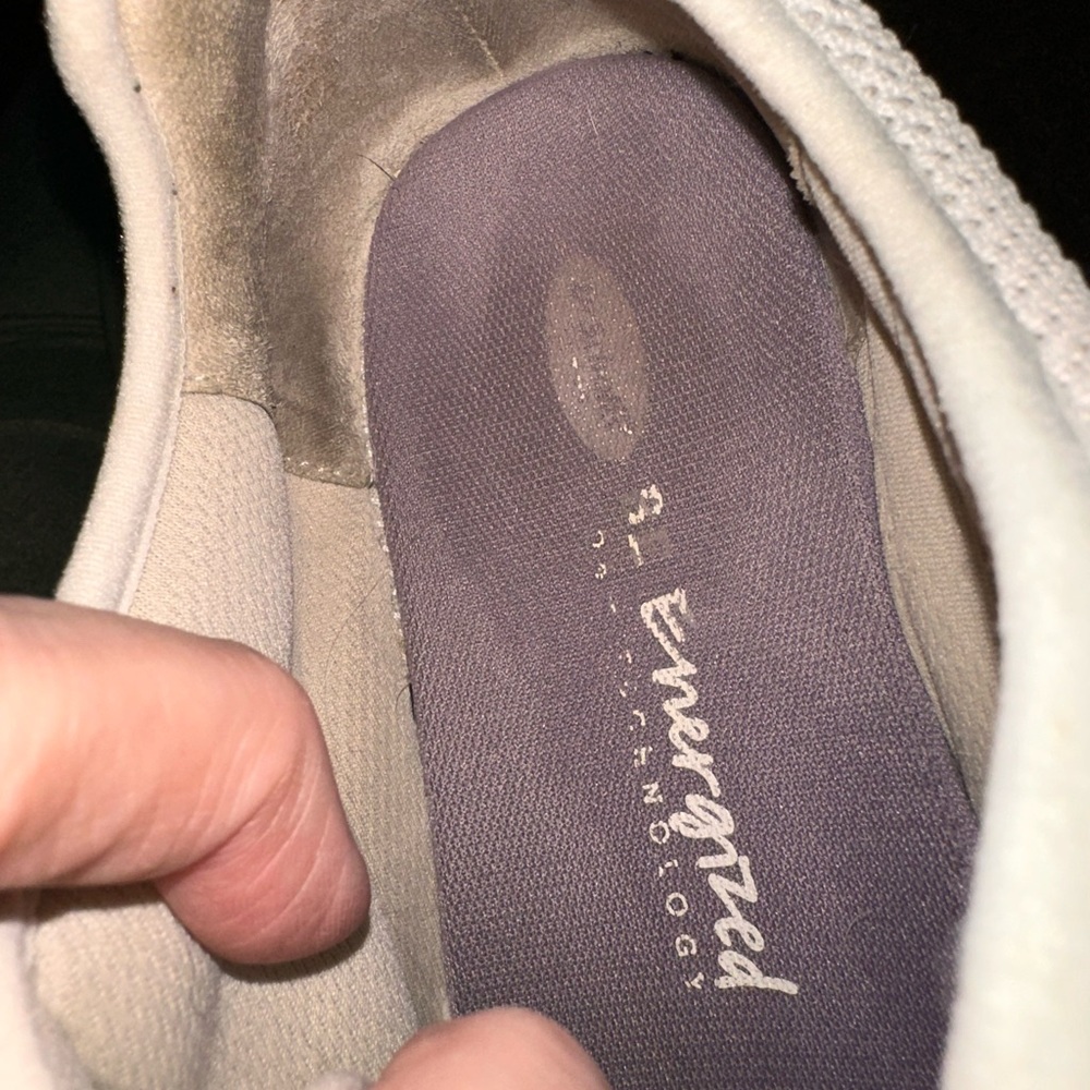 WOMENS Dr scholls Sneakers cream with Tan Accents. MUST BE BUNDLED - Picture 5 of 6